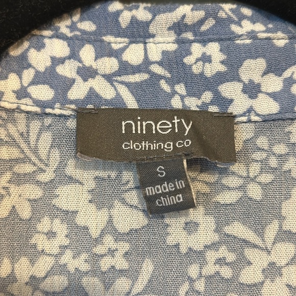 Ninety clothing co sleeveless floral button-up tunic in cornflower blue - Picture 2 of 7